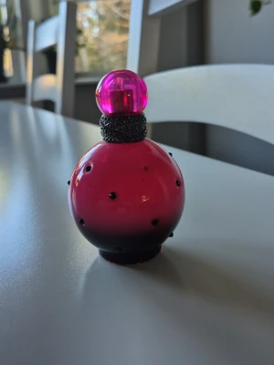 Britney Spears Rocker Femme Fantasy - Säljer en ikonisk parfym från Britney Spears, Fantasy. Denna är discontinued & en riktig raritet. Beskrivning från fragrantica : Top notes are Whipped Cream, Coconut and Blackberry; middle notes are Gardenia, Violet and Jasmine; base notes are Vanilla, Cashmere Wood, Musk and Amber. 50 ml från början, uppskattar att det är ca 40-45 ml kvar. Några stenar saknas. Har förvarats svalt & mörkt.