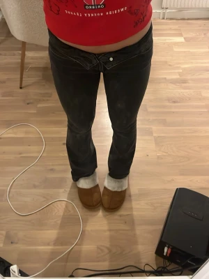 Svarta low waist bootcut jeans - Säljer ett par svarta low waist jeans med bootcut-modell. Säljer pga för korta/små. Har en liten fläck på högra benet, går säkert att få bort!💕