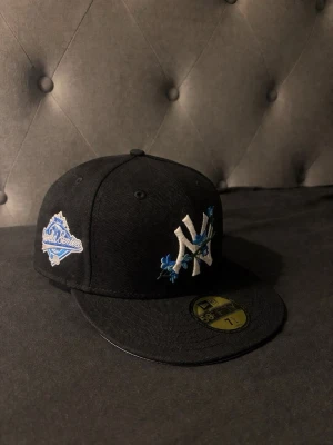 New Era Keps - Svart New Era keps med blommor.