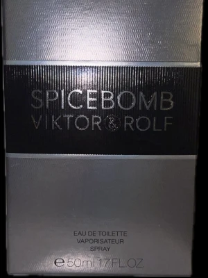 Spicebomb Eau de Toilette 50ml - Spicebomb från Viktor & Rolf är en Eau de Toilette i en stilren silverfärgad förpackning med svarta detaljer. Flaskan rymmer 50 ml och doften är känd för sina kryddiga och maskulina toner. Perfekt för dig som gillar unika och intensiva parfymer.