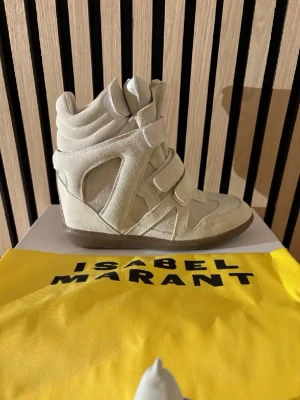 Isabell Marant skor i färgen ecru - Hejhej, säljer dessa superfina isabell Marant skorna som jag fått i julklapp. Har varit lite osäker på att använda de då de är väldigt dyra och då mest stått på hyllan. De är i storlek 38 och har endast testats inomhus.❤️. De är perfekt till våren och sommaren som snart kommer. Kvitto kan skickas vid förfrågan och intresse.💕Pruta på!