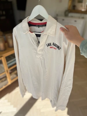 Vit långärmad piké skjorta Sail Racing - Hej! Säljer nu denna feta Sail Racing tröja i storlek XXL, passar XL!! Fint skick! Hör av dig vid frågor✨