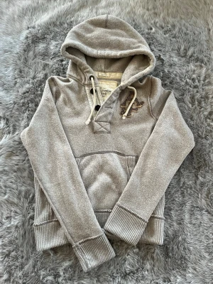Abercrombie & Fitch Hoodie - Säljer denna sällsynta och mycket eftertraktade Abercrombie & Fitch hoodie | Storlek S | Skick 9/10 | Vid eventuella frågor hör gärna av dig och erbjuder bra pris vid köp av bundle 😁✅