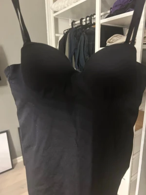 Svart body  - Säljer denna bodyn eftersom den inte kommer till användning. Den är använd max 5 gånger och är i bra skick. Storleken är 75B. 
