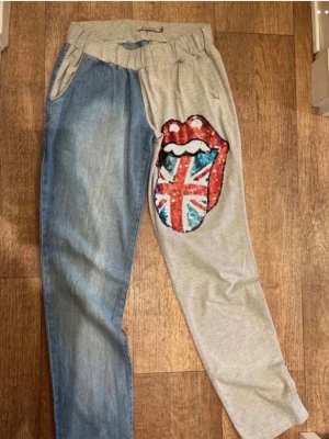 Unika jeans 👖  - Säljer ett par coola jeans köpte dem från Italien 🇮🇹 med ena benet i ljusblå denim och andra i grått tyg✨🌟