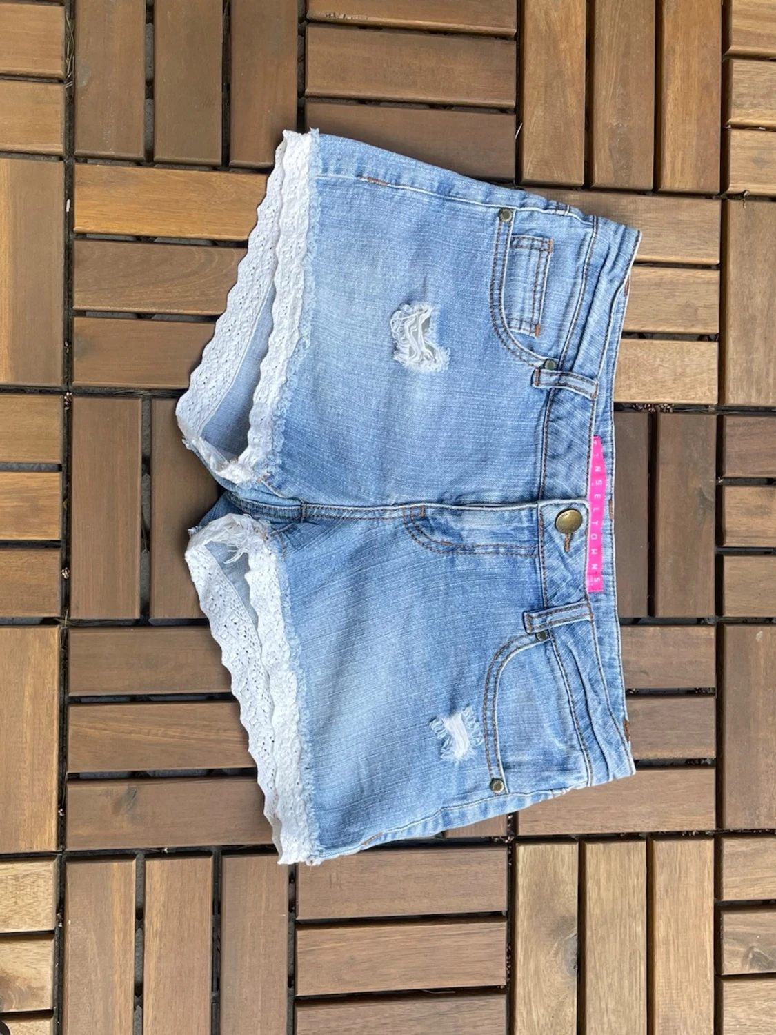 Ljusa jeansshorts med spetskant