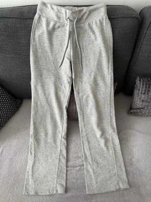 Grå utsvängda byxor - Fina utsvängda grå byxor köpta på H&M i storlek XS. 💓 använts ett fåtal gånger men inga defekter på dem. 🌸