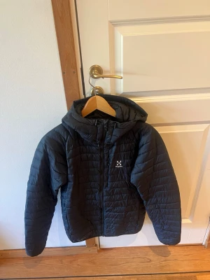 Haglöfs jacka  - Svart haglöfs jacka i fint skick och sparsamt använd!