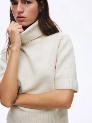 Stickad polo topp - Stickad polo topp från H&M. Använd 2 ggr och nypris är 249kr! Såå fin till sommaren!