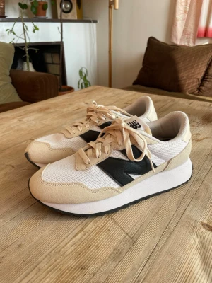 New Balance - som nya! - Använda en gång inomhus under en fotografering, så i princip nya.  Finns en fläck på insidan skons foder, se sista bild. Syns ej när skon är på och knappt när den är av.   