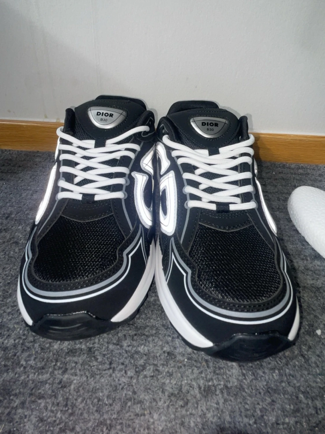 Svarta Dior B30 sneakers med vita detaljer