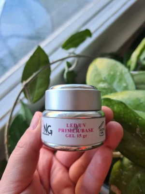 LED/UV Primer/Base Gel 15g nagelgiganten - LED/UV Primer/Base Gel från NG, 15 gram. Perfekt som bas för gelnaglar, ger bra fäste och jämn yta. Kommer i en rund, silverfärgad burk med skruvlock. Gelen är transparent och passar till nagelförlängning eller förstärkning. Använd 2 gånger🌸