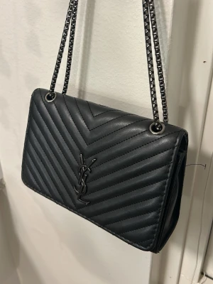 Svart axelväska från Saint Laurent - Myckt finn