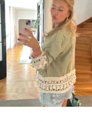 Grön jacka från Zara - Jätte snygg jeansjacka från Zara som inte går att köpa längre. Kontakta mig om du har några frågor🥰