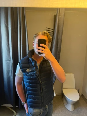 Mörkblå North face väst  - Inga defekter alls bara go