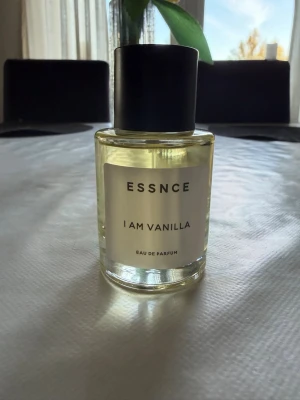 ESSNCE I Am Vanilla Eau de Parfum - Parfymflaska från ESSNCE med doften I Am Vanilla.. Fick denna med posten igår, och testade ett sprut. Passade tyvärr inte mig. Så helt full flaska. 