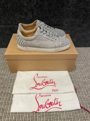 Christian Louboutin skor - Hej, säljer nu dessa svin snygga Loubs skor. Skorna är i extremt bra skick!  Begränsat antal boxar och dustbag. Hör av dig vid frågor. 