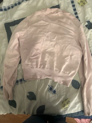 Ljusrosa dunväst från Gina Tricot - Supersnygg ljusrosa dunväst från Gina Tricot med ribbade detaljer vid krage och nederkant. Västen har dragkedja framtill och quiltad design som ger en trendig look. Perfekt att slänga över en hoodie eller tröja för extra värme.
