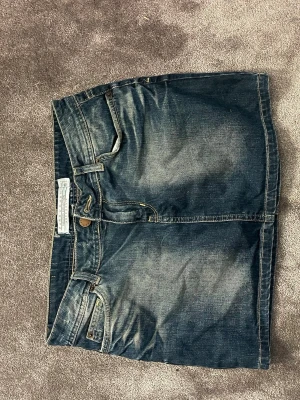 Snygg blå jeans kjol - Klassisk blå jeanskjol från Zara. Sitter väldigt fint, även väldigt fin färg.