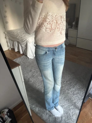 Lågmidjade blåa jeans - Skitsnygga lågmidjade jeans💗 knappt använda! Midjemåttet är 36cm och jag är 173 som referens ca storlek s
