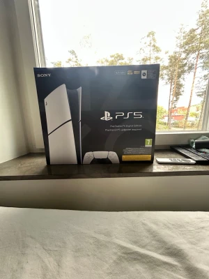 Ps5 digital edition inköpt februari 2026 - Sony Playstation 5 digital edition i TOPPSKICK! köpt Februari 2026 med originalkartong. Allt ingår (kontroll, laddare). Msi 27 tum 144hz skärm 1 ms/responstid kan ingå för 6000 tillsammans.  Skärm: Msi optix MAG274R 27 tum 144hz - perfekt för ps5