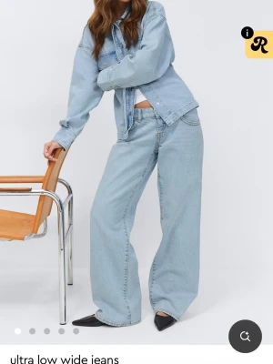 wide jeans - Säljer ett par ljusblå ultra low wide jeans ifrån gina. Slutsålda på hemsidan💞 säljer ett par likadana i mörkblå om ni är intresserade💞oanvända, men utan lapp