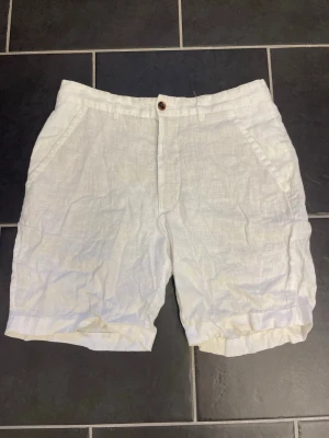 Linneshorts - Linneshorts ifrån Zara                                                         Storlek 38 skulle säga passar Small.