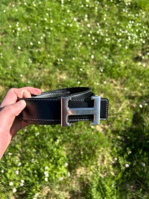 H bälte svart - Tja säljer nu ett helt nytt bälte som är riktigt snyggt , 110cm.                                                       Hör av er vid frågor!