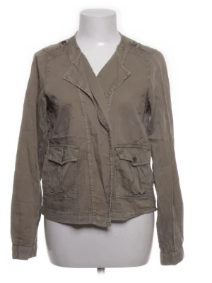 Jacka, vår - Stilren beige overshirt med långa ärmar och två stora fickor framtill med lock och knapp. Jackan har en avslappnad passform och snygga detaljer vid axlarna. Perfekt att slänga på över en t-shirt för en cool look.