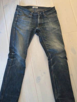 Acne jeans  - Säljer mina acne jeans då ja inte använder dom mer. En liten defekt i skrevet allt annat mycket bra. Hör av er vid frågor 