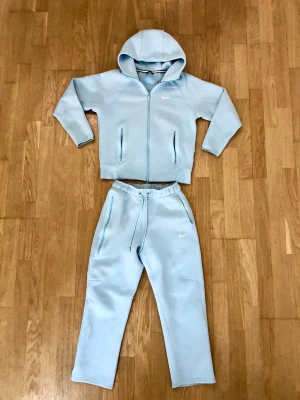 Nocta X Nike Tech fleece Baby Blue - Säljer ett snyggt Nike Tech Fleece set i babyblå färg. Hoodie + byxor. Bra skick och väldigt clean färg som sticker ut. Perfekt för vardag eller att bara ha en fresh outfit. Storlek: S Skick: Bra skick / använd men väl omhändertagen Pris: 850kr Kan mötas upp eller skickas 📦 Först till kvarn, säljs pga används inte längre.