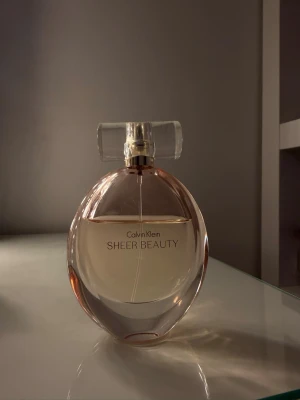 Calvin Klein Sheer Beauty parfym - En elegant parfym från Calvin Klein, Sheer Beauty. Köpte för 985kr. Flaskan är 50ml.