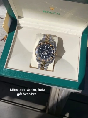 Herrklocka - Helt ny och oanvänd klocka med automatisk rörelse. Klockan har korrekt vikt och är tillverkad i samma högkvalitativa stål som originalet. Tveka inte att höra av er vid frågor eller om ni önskar fler bilder. Endast klockan ingår i priset. Om ni är intresserade av box eller box tillsammans med certifikat, vänligen kontakta oss så kan vi diskutera ett pris.