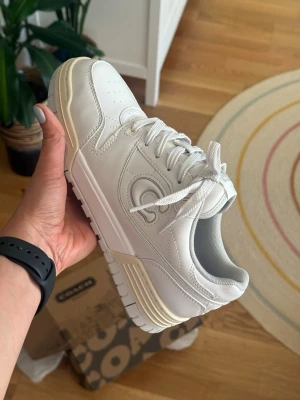 Vita sneakers från Coach  - Vita sneakers från Coach