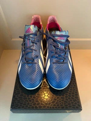 Adidas f50 fotbollsskor  - Säljer dessa skor från adidas. Sjukt bra skick! Storlek 44 2/3. 9/10 av skick.  Gammal sällsynt modell! 