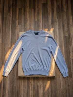 Ljusgrå stickad tröja Polo Ralph Lauren - Ljusgrå Ralph lauren tröja köpt förra vintern, mycket fin än idag och kan användas vardagligt utan bekymmer, passar folk emellan storlekarna M-L. Pris kan även diskuteras. Vid funderingar kontakta gärna mig då jag är aktiv många timmar om dygnet ☺️🙌