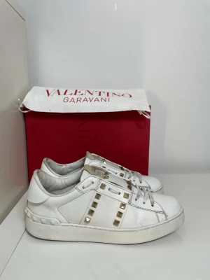 Valentino Rockstud  - Säljer nu dessa Valentino Rockstud skor, skriv för fler bilder/frågor🙌🏼