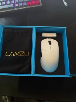 Lamzu Maya X  - Säljer en vit Lamzu Maya X då jag inte använder den. Mycket är i mycket bra kondition och har även lagt några artisan skates på så att den glider bättre. Ny pris ligger på 1400kr men säljer för 630:-