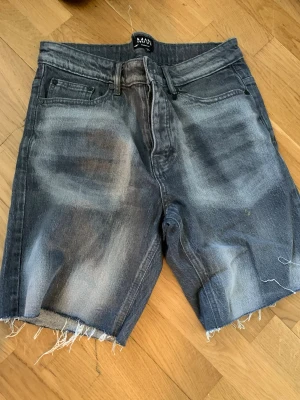 Grå denimshorts från BoohooMAN - Säljer shorts från BoohooMAN Shortsen har en tvättad look med ljusare partier och normal passform. Perfekta för en avslappnad stil i sommar.