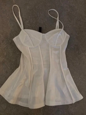 Söt topp  - Vit topp med justerbara band från H&M i storlek XXS