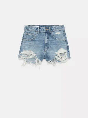 Blå denimshorts med slitningar - Snygga blå denimshorts med slitna detaljer framtill. Klassisk femficksmodell med fransig kant nertill. Perfekta för en avslappnad och trendig sommarstil.