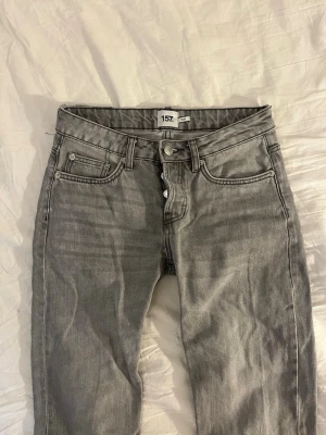 Grå raka jeans från 157 - Snygga grå jeans från 157 med klassisk femficksdesign och raka ben. Lågmidjade och sjukt sköna! Perfekta för en avslappnad och trendig stil.