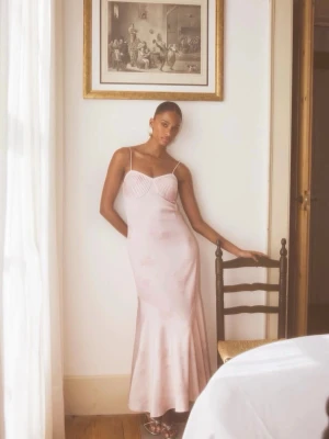 Adoore klänning (utgått sortiment) - Ny Adoore-klänning med prislapp – utgången modell i puderrosa satin med smickrande passform. Storlek 38. Perfekt till bröllop & sommarfester.