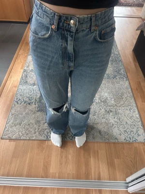 Ljusblå raka jeans från Gina Tricot - Säljer ett par ljusblå jeans från Gina Tricot med raka ben. Jeansen har hög midja och passar mig, 175 cm