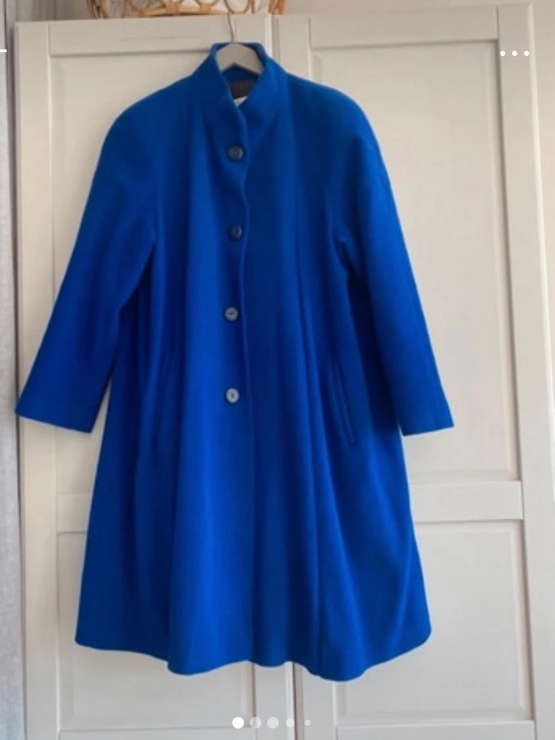 Kornblå kappa med knappar