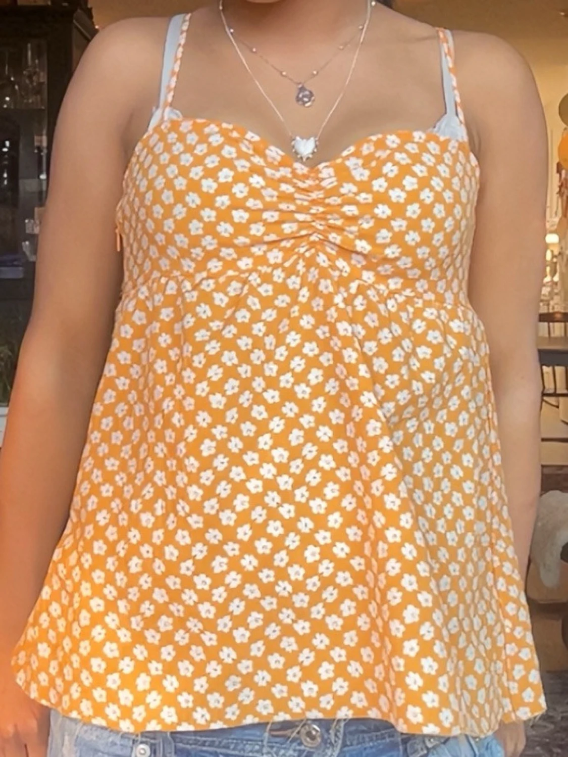 Gul blommig linnetopp