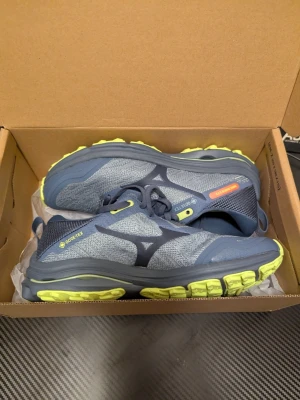 Mizuno Wave Rider GTX - Säljer ett par helt nya skor i perfekt skick. Aldrig använda och levereras i originalkartong.  Nypris: ca 1600 kr  Mitt pris: 450 kr   Ett riktigt bra tillfälle att få ett par kvalitetsskor för en bråkdel av butikens pris.  ✔ 100% nya ✔ Originalkartong ingår ✔ Redo att skickas direkt  Kan fraktas inom hela Sverige eller så finns det Möjlighet till upphämtning i Göteborg.  Endast seriösa köpare. Skicka meddelande vid intresse eller om du vill ha fler bilder. 