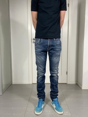 Replay Anbass Jeans  - Säljer nu dessa Replay Anbass jean som är slitna utav användning, W32 o L34, skriv för fler bilder/frågor🙌🏼