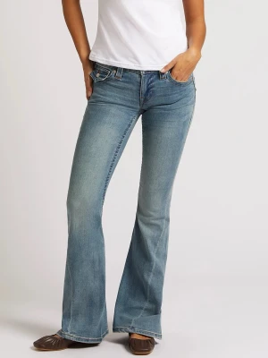 Blå low waist bootcut jeans (Joey) från True Religion - Säljer ett par ljusblå bootcut jeans från True Religion med klassiska kontrastsömmar och broderade bakfickor. Jeansen har låg midja, fem fickor och är tillverkade i denim med lätt stretch för skön passform. Perfekta för en avslappnad och trendig look. Knappt använda🩷