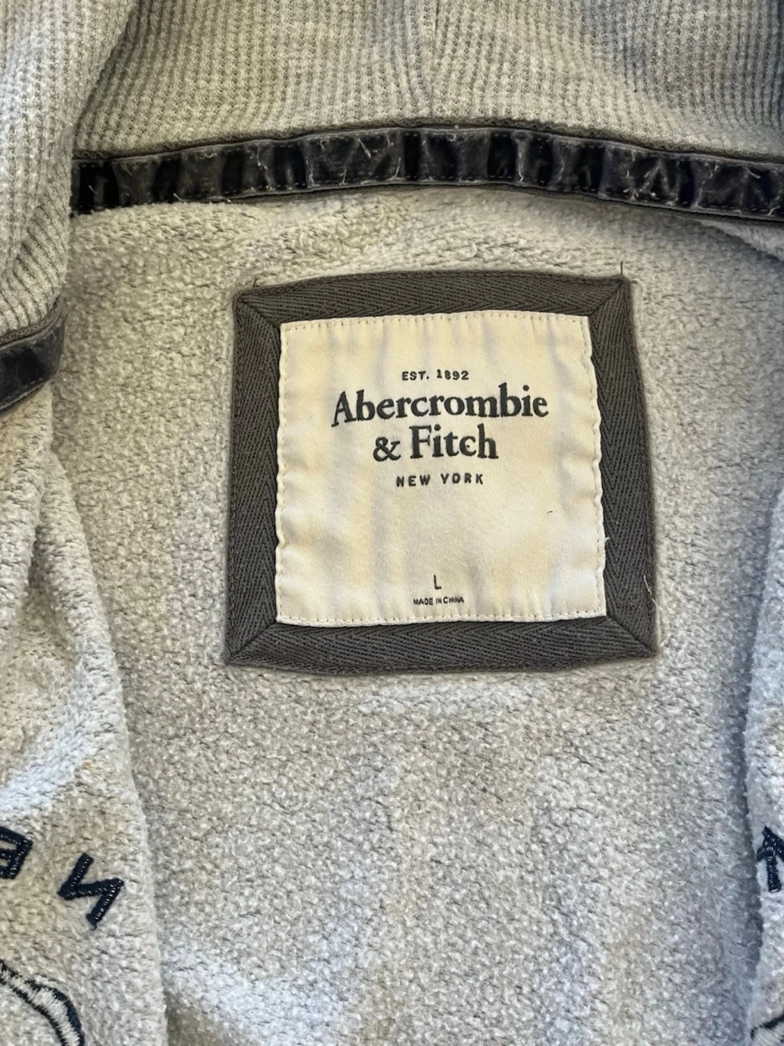 Grå zip up hoodie från Abercrombie - 3